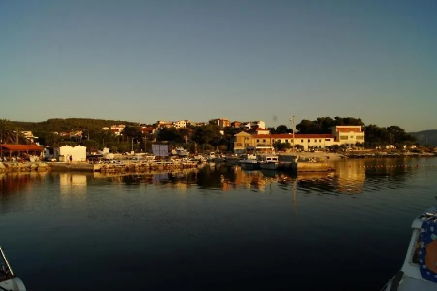 Vila Slatine - Beach Apartments